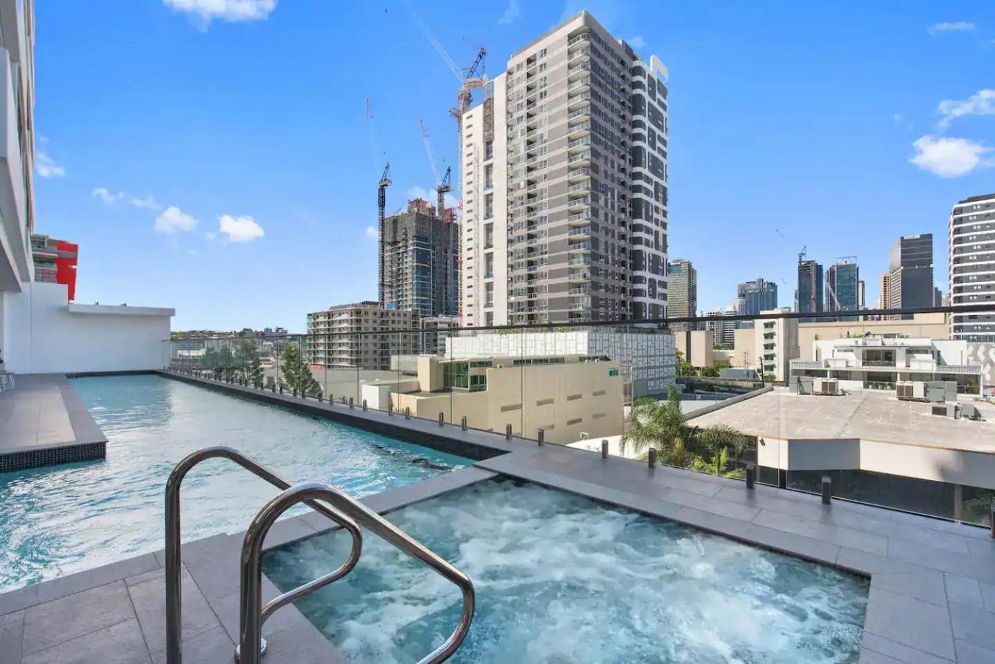 Stunning Mountain Views & Brisbane's Location Apartment *