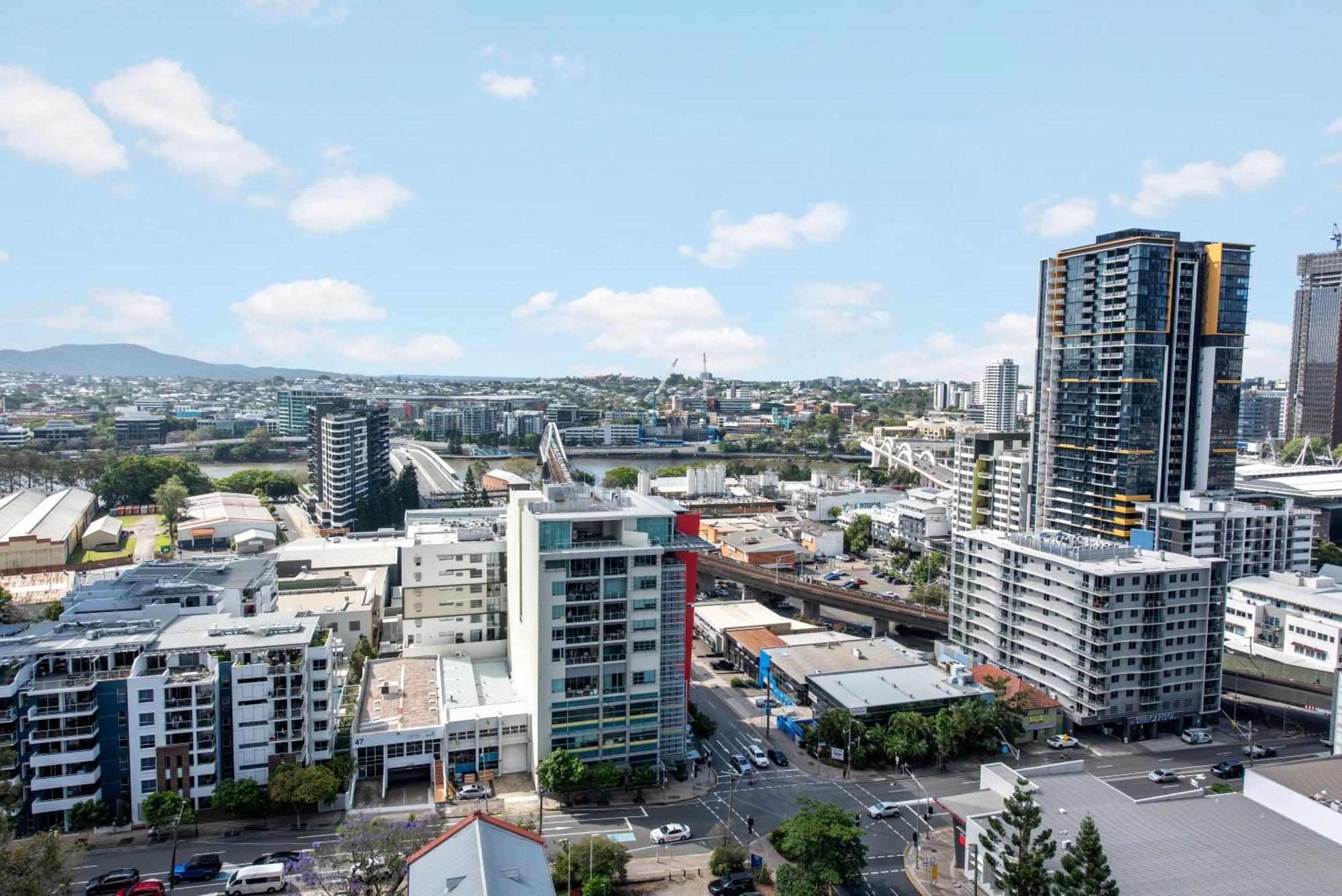 Apartment Stunning Mountain Views & Brisbane's Location