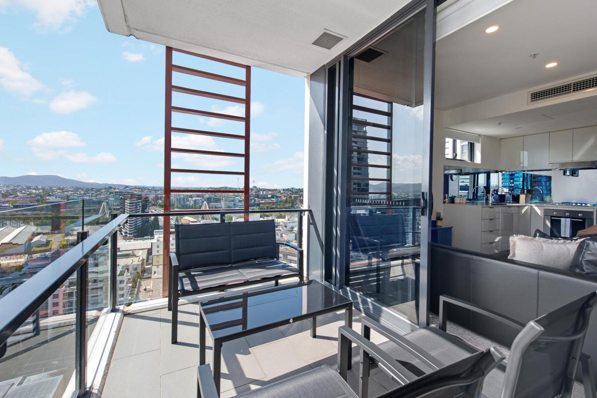 Apartment Stunning Mountain Views & Brisbane's Location *